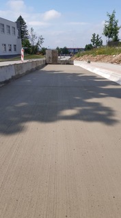 Venkovní strojně hlazený beton s kartáčovaným povrchem – striáž,  Jihlava