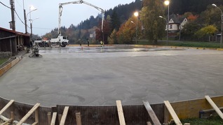 Leštěná betonová plocha bez vsypu – umělá ledová plocha Pokojovice